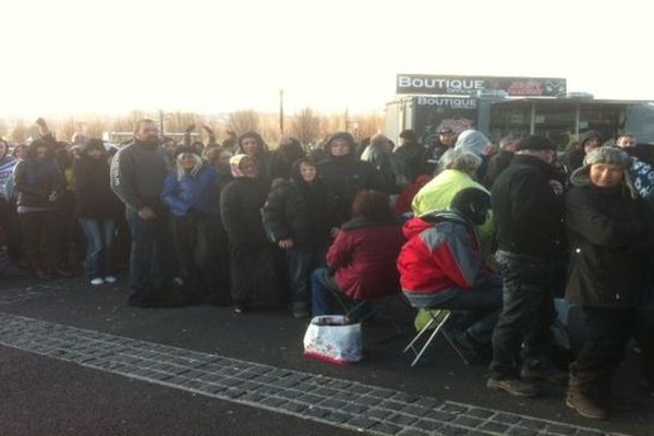 Malgré le froid, ils étaient déjà plusieurs centaines à faire la queue, samedi, devant le Zénith d'Auvergne plusieurs heures avant le concert de Johnny.