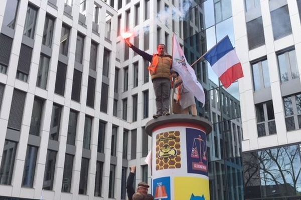 Près de 200 salariés de la sucrerie d'Eppeville dans la Somme, d'élus et de planteurs de betteraves on manifesté ce matin devant le siège de Sudzücker à Manneheim en Allemagne.