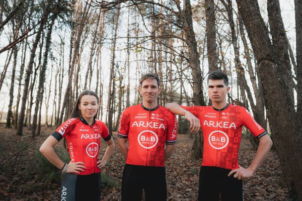 Photo officielle du nouveau maillot "Excalibur" pour les trois formations Arkéa-B&B Hôtels