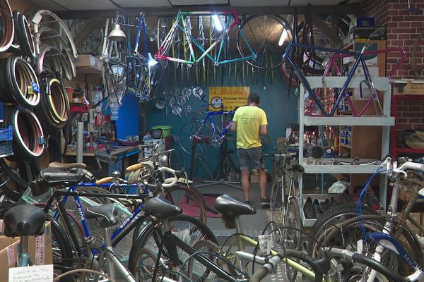 Laurent Ametller en plein travail dans son magasin "La Bicicletta" à Bourg-d'Oisans.