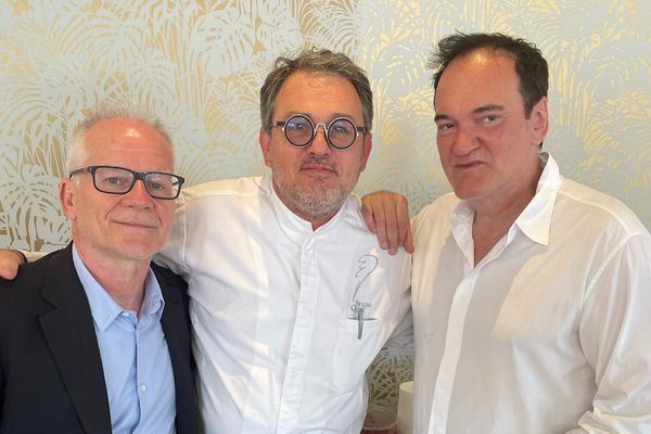Bruno Auger entouré de Thierry Frémaux, délégué général du festival de Cannes et du réalisateur américain Quentin Tarentino