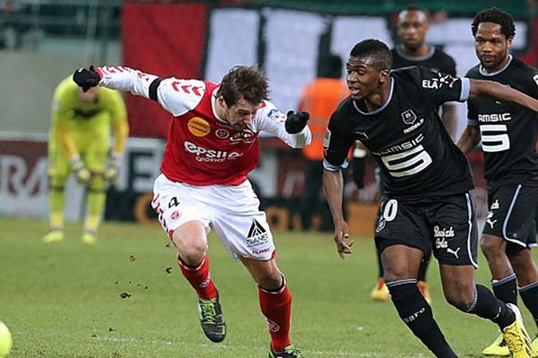 Grzegorz Krychowiak, joueur de Reims aux prises avec le milieu de terrain rennais Sadio Diallo