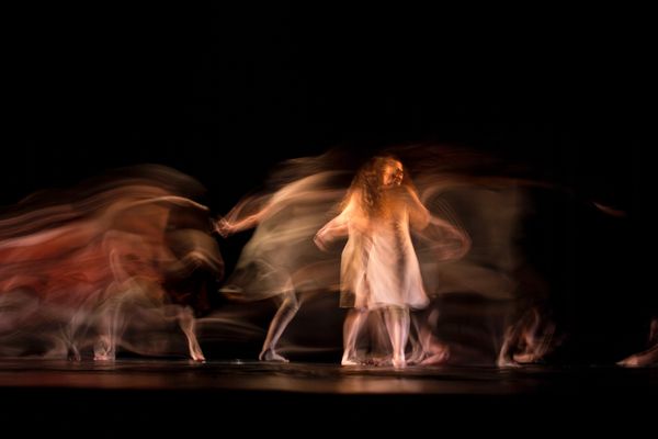 Une femme qui danse.