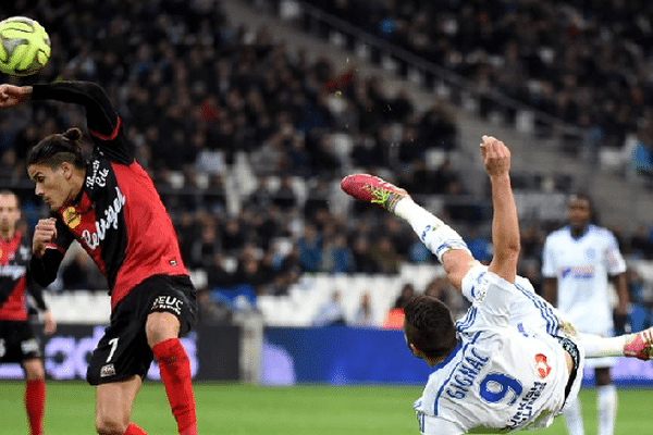 André-Pierre Gignac aux prises avec le défenseur de Guingamp Dorian Lévêque