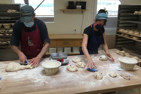 L'augmentation des commandes oblige les associés du Gaec du Haut du Clos à travailler à deux à la boulangerie, et à la livraison 