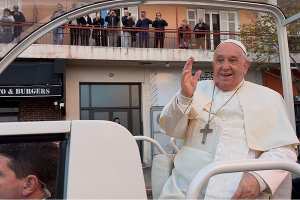 Le pape François à son arrivée au baptistère Saint-Jean à Ajaccio, en papamobile.