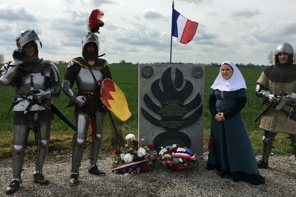 La stèle en hommage au Gallois de Fougières a été posée à l'emplacement du champ de bataille d'Azincourt.