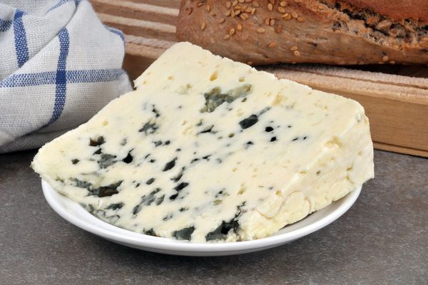 Le Roquefort est mal noté par Nutri-Score malgré ses qualités nutritives. 