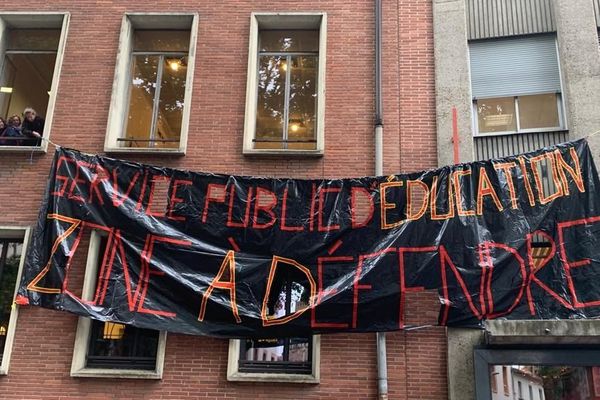 Des enseignants grévistes occupent le centre régional de documentation pédagogique de Toulouse, ce vendredi 17 mai 2019.