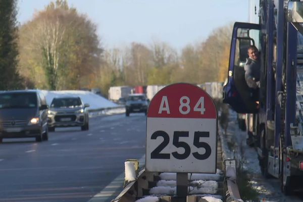 À cause de la neige et du verglas, plus de 200 poids-lourds et leurs conducteurs ont dû passer la nuit sur l’A84. Vendredi 22 novembre 2023.