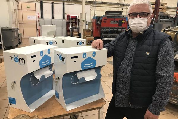 Avec ce distributeur de masques sans contact, cette entreprise de Montluçon, dans l'Allier, fonde de grands espoirs de développement.