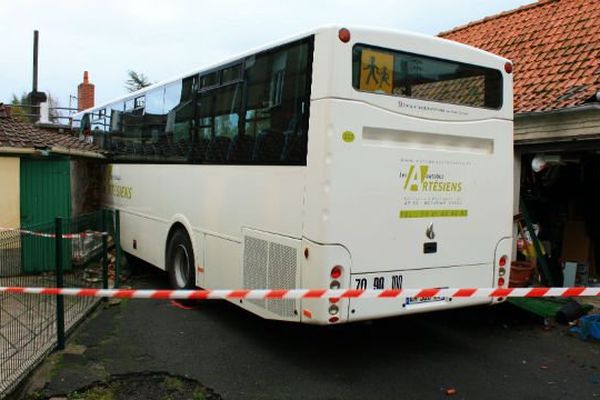 C'est dans le bâtiment à gauche que le bus s'est encastrée