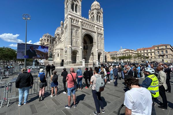 La foule se rassemble autour de l'écran géant installé devant la cathédrale La Major.