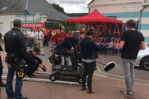 Devant une (fausse) usine à Quiévrechain pendant le tournage de "Si on chantait"