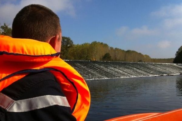 Les pompiers ont sondé la rivière sur plusieurs kilomètres