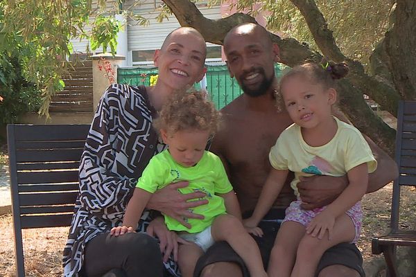 Gard - Maxime-Marie, son conjoint et deux de leurs enfants, fin juillet à leur domicile.