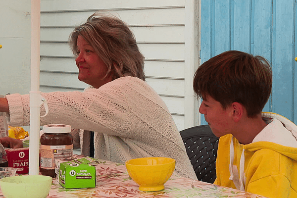 Dans la cour, la famille Chauvet prend son petit-déjeuner avec vue sur toboggan