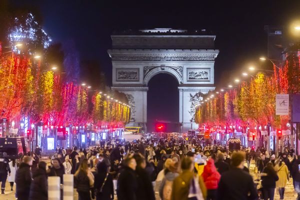 (Image d'illustration) À Paris, les Champs-Elysées sont un des espaces publics où la présence de piétons est très forte.