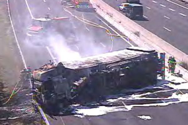 Le camion s'est renversé en travers des trois voies avant de prendre feu.