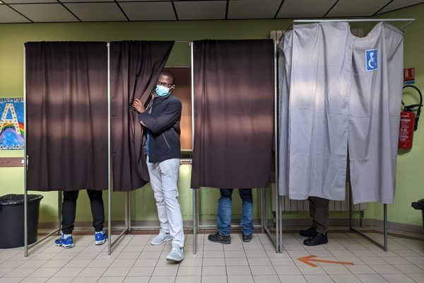 Les taux de participation sont en baisse dans les cinq départements  de l'ex-Languedoc-Roussillon en ce dimanche 10 avril, premier tour de l'élection présidentielle. Même si certains bureaux affichaient parfois complet comme celui de l'école Geneviève Bon à Montpellier (Hérault)