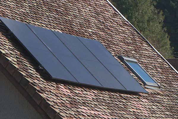 Plusieurs foyers modestes du Trièves sont équipés gratuitement de panneaux solaires pour lutter contre la précarité énergétique.