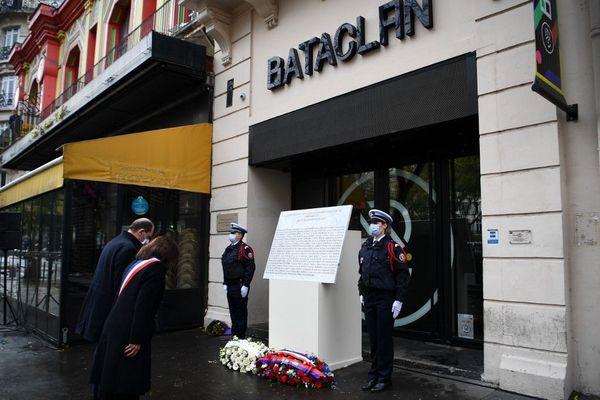 Le Premier ministre Jean Castex et la maire de Paris, Anne Hidalgo, lors de la cérémonie d'hommage aux victimes du 13-Novembre devant le Bataclan.