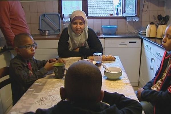 La famille  El Mezouarri lors du petit déjeuner de la rentrée scolaire