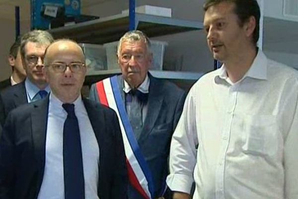 A Aurillac, le ministre du Budget, Bernard Gazeneuve (à gauche), a rencontré élus et acteurs du monde économique pour expliquer la politique économique du gouvernement.