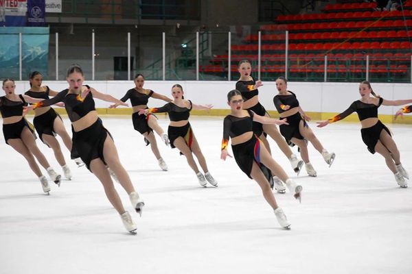 La Team Jeanne d'Arc lors de la Lumière Cup à Eindhoven, Pays-Bas, 13 janvier 2024. Programme libre sur le thème des J.O. de Paris 2024.