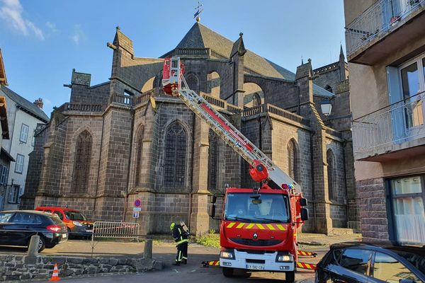 Les pompiers du Cantal se sont entraînés jeudi 10 juin pour protéger la cathédrale de Saint-Flour en cas d'incendie. 