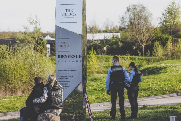 Le Village de marques, centre commercial basé à Villefontaine (Isère), a été évacué le 2 avril 2024 après qu'un témoin a signalé la présence d'un homme armé.