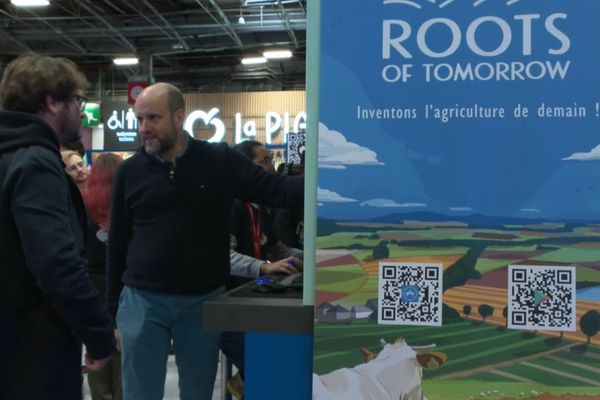 Le stand de Vincent n'est pas le plus impressionnant mais il intéresse tout de même de nombreux visiteurs