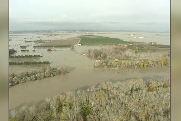 Fourques (Gard) - la Petite Camargue sous les eaux du Rhône durant 3 jours avec des milliers de sinistrés - 3 décembre 2003.