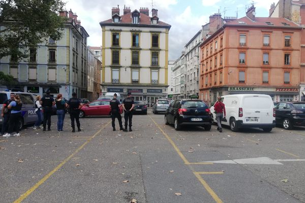 Quelque 70 policiers sont arrivés le 29 août 2023 en fin d'après-midi sur la place Saint-Bruno à Grenoble pour procéder à des contrôles après de vives tensions.