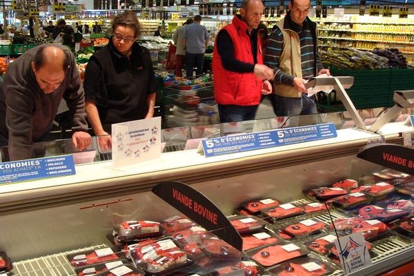 Des éleveurs ont notamment vérifier le respect des règles d'étiquetage portant sur l'origine des viandes bovines.