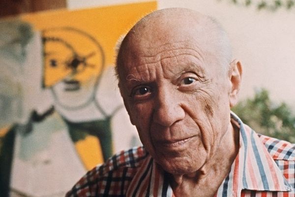 Le 13 octobre 1971, Pablo Picasso pose devant une de ses dernières toiles.