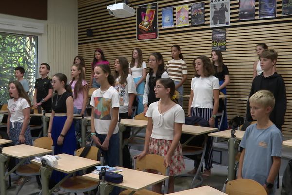 Les élèves du collège Ducos du Hauron à Agen (47) ont travaillé pendant toute une année pour apprendre par cœur les hymnes du Pays de Galles et des Fidji, deux équipes accueillies à bordeaux pour la coupe du monde de rugby 2023 en France.