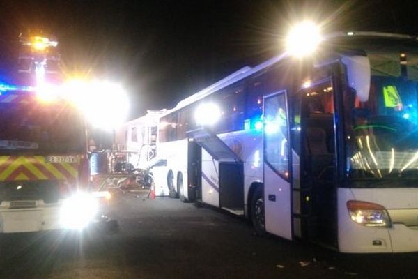 L'accident qui s'est produit dans la nuit de samedi à dimanche sur l'A9 près de Montpellier entre un poids lourd et un bus aurait pu être beaucoup plus grave. Il n'y a finalement que trois blessés.