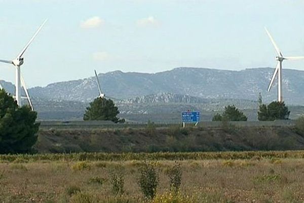 Pézilla-la-Rivière (Pyrénées-Orientales) - le plus grand parc éolien de France, géré par EDF EN - avril 2015.