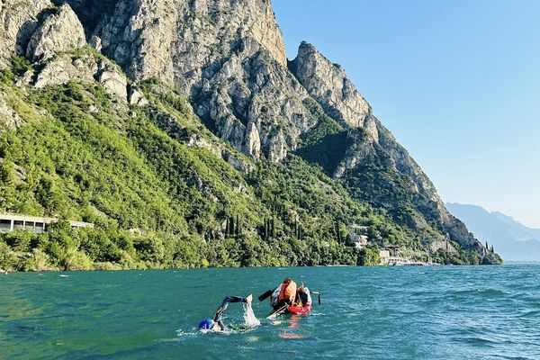 Alban Planchat nageait avec son sac (entre 18 et 28 kg) et une combinaison de sécurité, il a traversé une douzaine de lacs des Alpes.