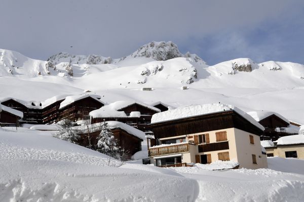 À Tignes, comme dans d'autres stations, les importantes chutes de neige ont profité aux premiers skieurs de la saison.