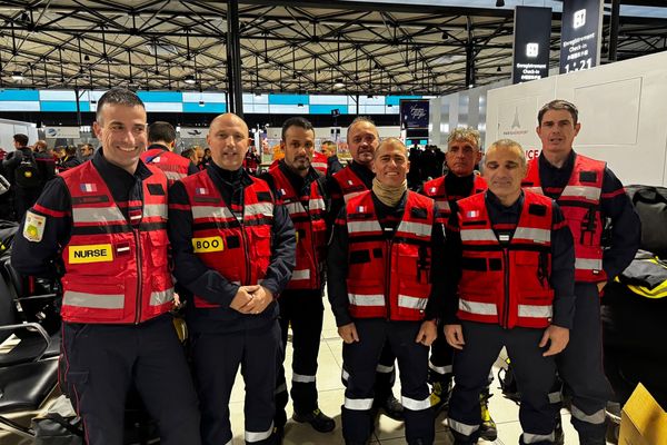 L'équipe a décollé le 18 décembre dernier. Elle est composée de 9 sapeurs-pompiers des Alpes-Maritimes dont 8 spécialistes USAR (unité de sauvetage appui et recherche), spécialisée dans le sauvetage en milieux effondrés ou menaçants et d'un infirmier.