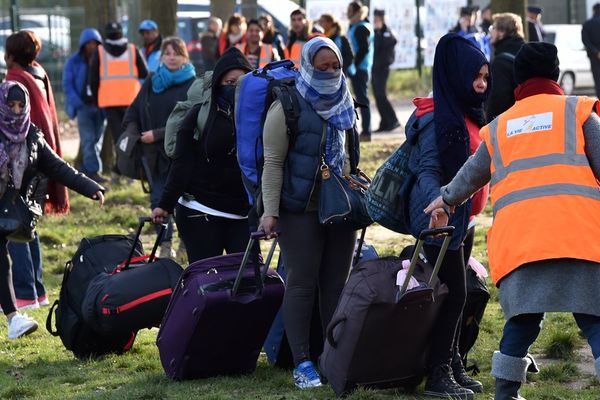 Des femmes quittent le centre Jules-Ferry à Calais, le 3 novembre 2017.