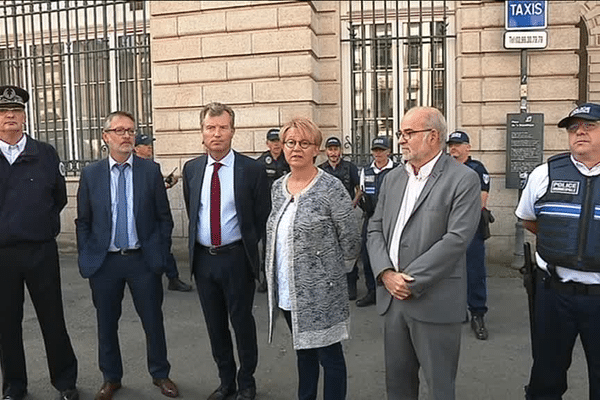 Nicolas Jacquet, procureur de la république (2e à gauche), Christophe Mirmand, préfet d'Ille-et-Vilaine et Nathalie Appéré, maire de Rennes, ont tenu à afficher une mobilisation contre la hausse de la délinquance à Rennes