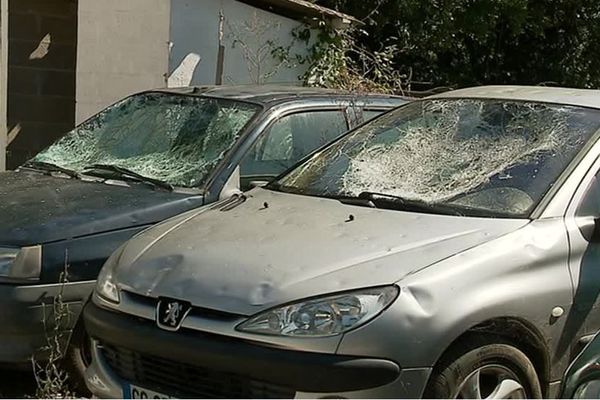 En Charente, des centaines de véhicules ont été détruits par les orages de grêle.