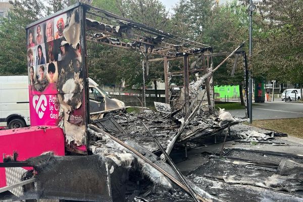 Le bus du Coeur des Femmes sur son emplacement de parking à Bobigny, au matin du 29 juin 2023