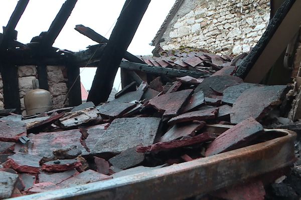 La toiture de la grange qui a brûlé à Joigny dans la nuit du 1er avril a été entièrement détruite.