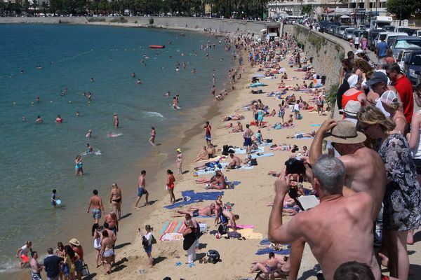 Des touristes sur la plage à Ajaccio, en 2012.