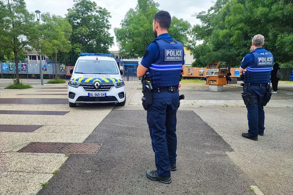 La police municipale est venue renforcer la surveillance autour de l'école Brossolette, au coeur du quartier à nouveau ensanglanté.