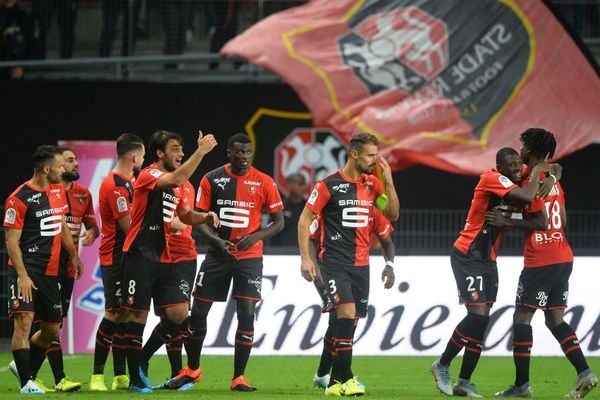 Romain Del Castillo félicité après avoir marqué le second but rennais.